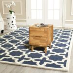 Stolik nocny drewniany z dwoma szufladami na nóżkach SCANDI