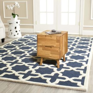 Stolik nocny drewniany z dwoma szufladami na nóżkach SCANDI