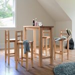 STÓŁ BAROWY "SAHARA" h107 cm, aranżacja z krzesłami barowymi. Wykończenie dąb olejowany