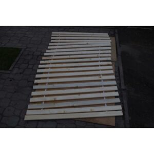 Stelaże drewniane z 20 desek złączonych taśmą