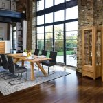 Wysoka elegancka witryna oszklona z dwoma szufladami "LOZANNA 1C" drzwi na prawo