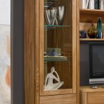 Wysoka witryna drewniana na szkło z dwoma szufladami "LOZANNA I" drzwi na prawo