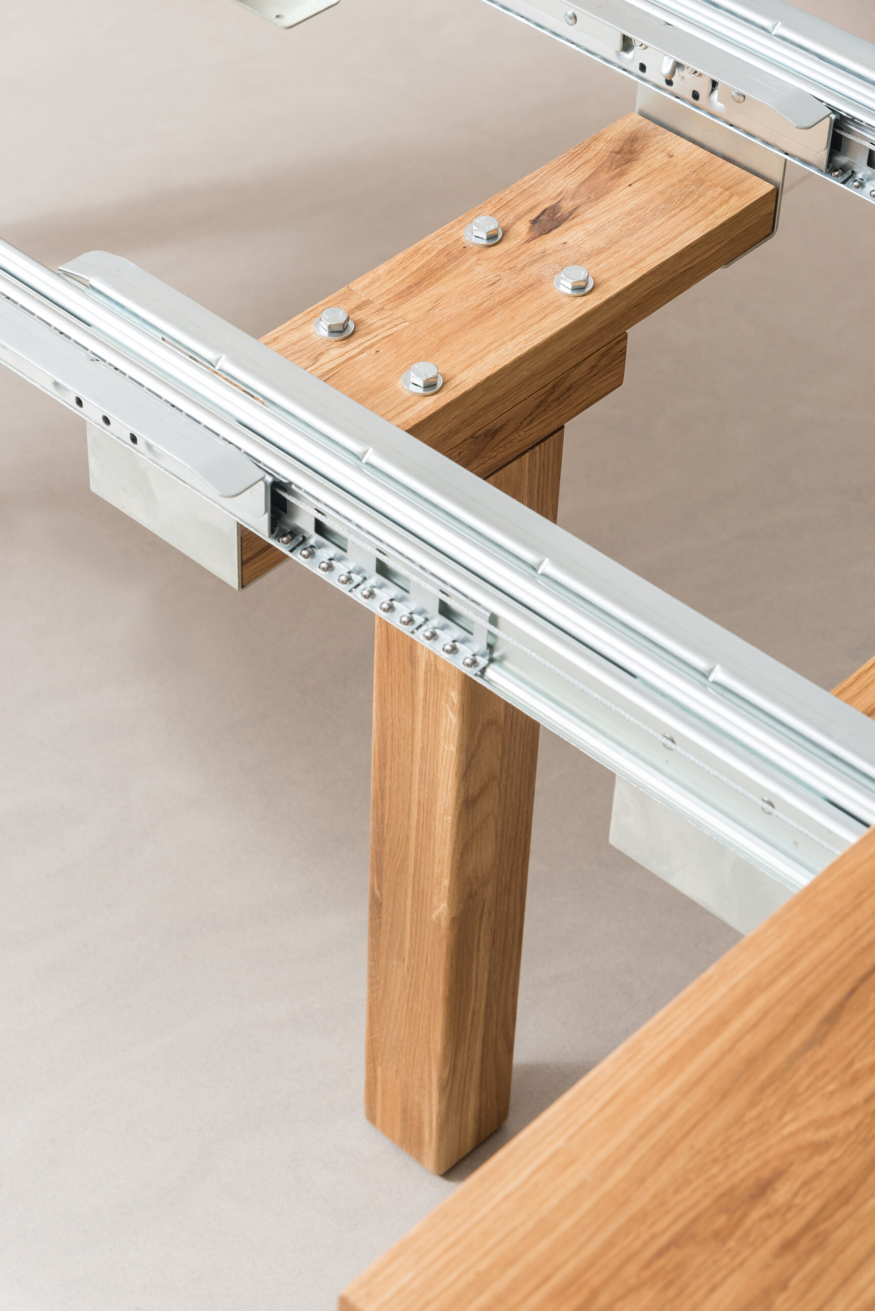 Stół dębowy owalny rozkładany „MIO” szer. 100 cm z trzema dokładkami